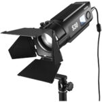 Godox S30 je kompaktan i svestran LED reflektor snage 30W, savršen za fotografiju, video produkciju i precizno osvetljavanje detalja
