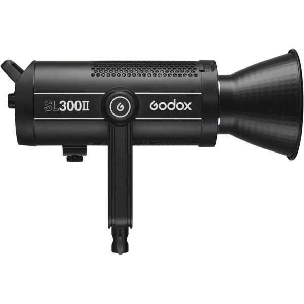 Godox SL300 ke najjaca verzija izuzetno popularne Godox SL serije LED reflektora. Poseduje Bowens mount za kacenje modifikatora