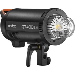 Godox QT400 III je najbolja serija blic glava na struju od Godoxa. Pored izuzetne snage ova blic glava poseduje i izuzetno jaku modeling lampu i integrisan bezicni risiver
