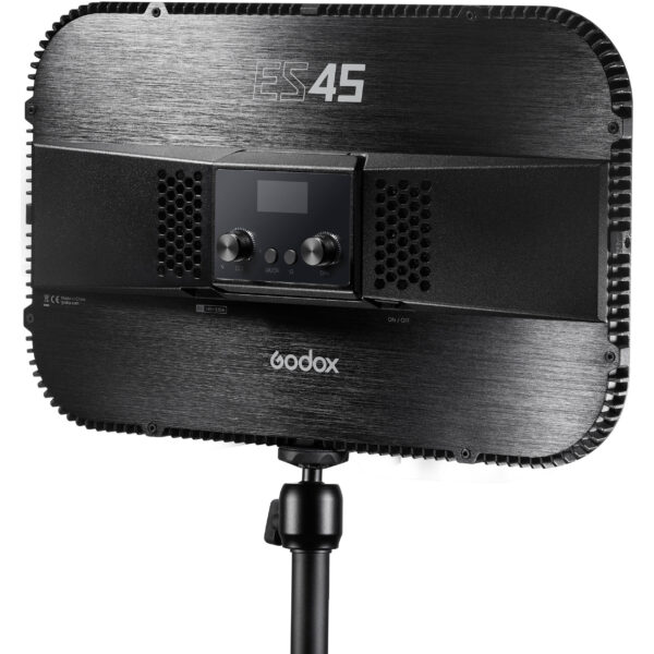 Godox ES45 kit je dizajniran za vlogging, strimovanje uživo i druge vrste online aktivnosti, Komplet sadrži 36.7 x 23 x 4.59cm panel koji daje meko svetlo, posebno pogodno tonovima kože