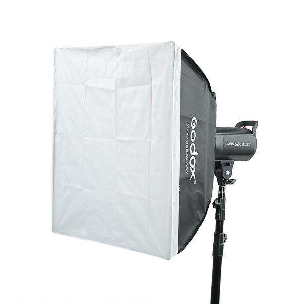 Godox softbox dimenzija 60x60cm sa bowens kacenjem. Godox proizvodjac, veoma kvalitetno izradjen. Unutrasnja obloga softboxa je silver. Dolazi sa duplim belim difuznim platnom