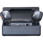 Godox Cube je bezicni sistem mikrofona za 2 osobe. Komplet sadrzi dva transmitera sa ugradjenim mikrofonima i 2 risivera, jedan dual-channel risiver sa 3.5mm TRS i drugi sa USB Type-C konektorom