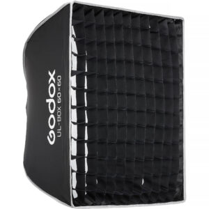 Godox UL-BOX-60 je izuzetno kvalitetan softbox dimenzija 60x60cm sa duplim difuznim platnom, gridom i futrolom, bowens kacenje.