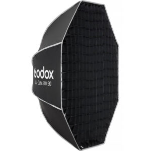 Godox UL-BOX-OCTA90 je izuzetno kvalitetan softbox precnika 90cm sa duplim difuznim platnom, gridom i futrolom, bowens kacenje.brzosklopivi za rad na terenu