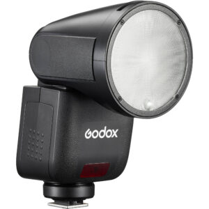 Godox V1 mid C predstavlja osveženje i optimizaciju u Godoxovoj popularnoj V1 seriji okruglih bliceva. Pozicioniran je tačno između bazičnih kockastih bliceva i teže „ Pro“ serije, a primarna svrha mu je doneti vrhunski kvalitet svetla u znatno lakšem i kompaktnijem kućištu