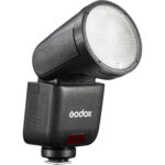 Godox V1 mid C predstavlja osveženje i optimizaciju u Godoxovoj popularnoj V1 seriji okruglih bliceva. Pozicioniran je tačno između bazičnih kockastih bliceva i teže „ Pro“ serije, a primarna svrha mu je doneti vrhunski kvalitet svetla u znatno lakšem i kompaktnijem kućištu