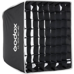 Godox UL-BOX-40 je najnoviji model brzosklopivih softboxova. Izuzetno kvalitetan softbox dimenzija 40x40cm sa duplim difuznim platnom, gridom i futrolom,