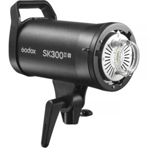 Godox SK300III-V je snažan i pouzdan studijski blic snage 300 Ws, namenjen portretnoj, modnoj, produkt i komercijalnoj fotografiji