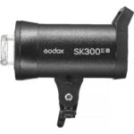 Godox SK300III-V je snažan i pouzdan studijski blic snage 300 Ws, namenjen portretnoj, modnoj, produkt i komercijalnoj fotografiji