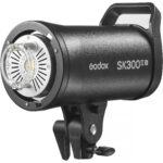 Godox SK300III-V je snažan i pouzdan studijski blic snage 300 Ws, namenjen portretnoj, modnoj, produkt i komercijalnoj fotografiji